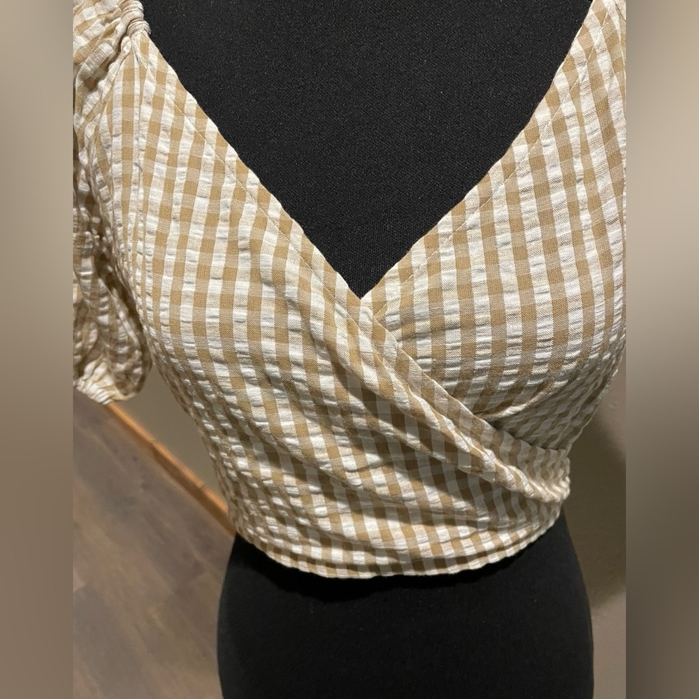 NWT- Super Cute Crop Top- Medium - Picture 2 of 9